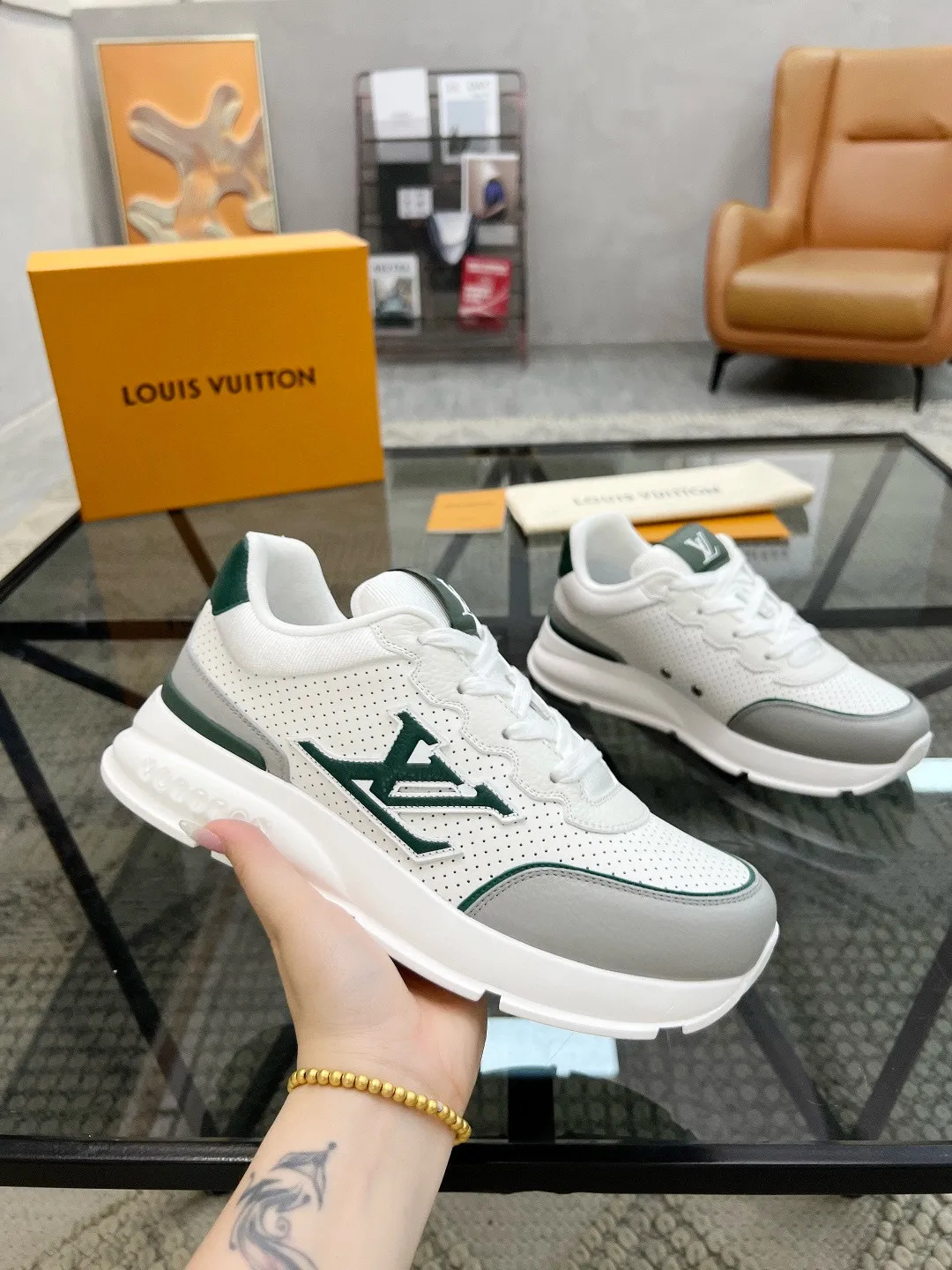 Factory price: 460💰Lv🔍Top purchasing agent🇮🇹 Road The most popular sports shoes for street men are available at the same counter. The uppers are imported cowhide fabrics from Italy, high-quality spliced colorful and complex handicrafts, imported comfortable mesh linings, soles: original soles specially provided by the original factory, T men's men's shoes 💰U foam exclusive movable molded soles are super comfortable, original factory and single goods, 🔍🔍high quality, you can enter and exit the counter at will, welcome to compare, code number 38-44, (45 customized)